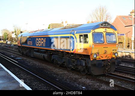 Tonbridge, Kent, Großbritannien-05 2022. Januar: Eine Klasse 66, 66735 'Peterborough United' wartet an der roten Ampel am Tonbridge Statioon. Stockfoto