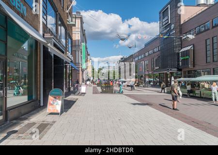 Turku, Finnland - 6. August 2021: Fußgängerstraße Yliopistonkatu im Herzen von Turku. Stockfoto