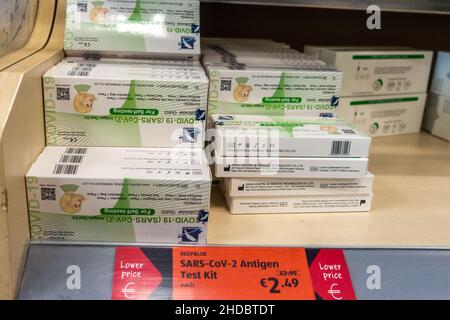 Skibbereen, West Cork, Irland. 5th Januar 2022. Trotz eines nationalen Mangels an COVID-19 Antigen Testkits, hatte der Aldi Supermarkt in Skibbereen heute viele Kits zum Verkauf. Quelle: AG News/Alamy Live News Stockfoto