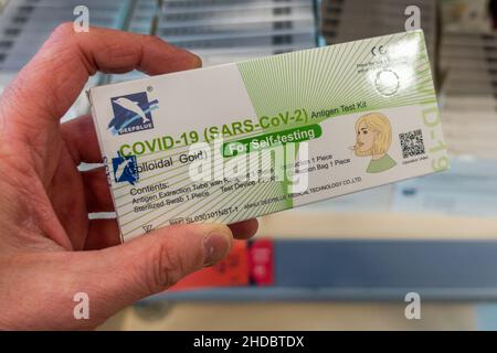 Skibbereen, West Cork, Irland. 5th Januar 2022. Trotz eines nationalen Mangels an COVID-19 Antigen Testkits, hatte der Aldi Supermarkt in Skibbereen heute viele Kits zum Verkauf. Quelle: AG News/Alamy Live News Stockfoto