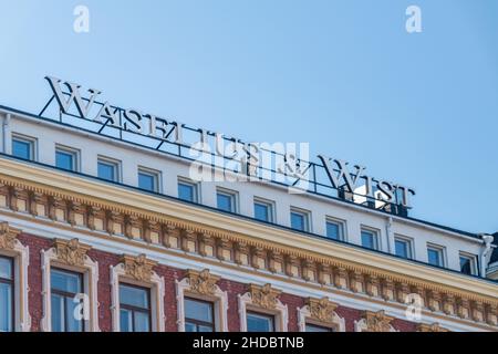 Helsinki, Finnland - 5. August 2021: Logo der Wirtschaftskanzlei Wasilelius and Wist. Stockfoto