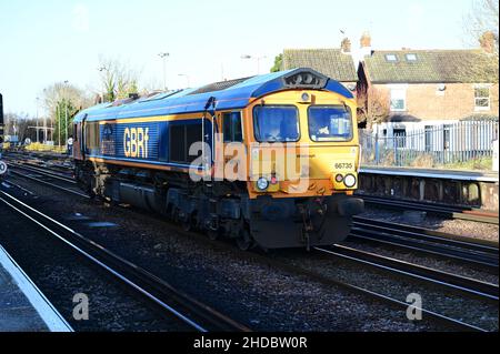 Tonbridge, Kent, Großbritannien-05 2022. Januar: Eine Klasse 66, 66735 'Peterborough United' wartet an der roten Ampel am Tonbridge Statioon. Stockfoto