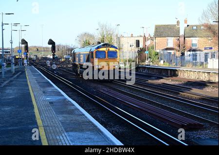 Tonbridge, Kent, Großbritannien-05 2022. Januar: Eine Klasse 66, 66735 'Peterborough United' wartet an der roten Ampel am Tonbridge Statioon. Stockfoto