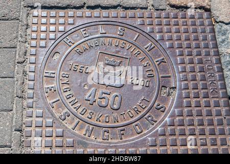 Helsinki, Finnland - 5. August 2021: Kanalabdeckung des Kanalisationsbohrlochs in Helsinki, Kanalabdeckung aus Gusseisen. Stockfoto