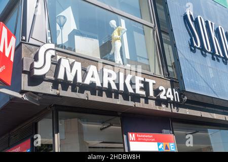 Helsinki, Finnland - 5. August 2021: Logo des S-Market. Stockfoto