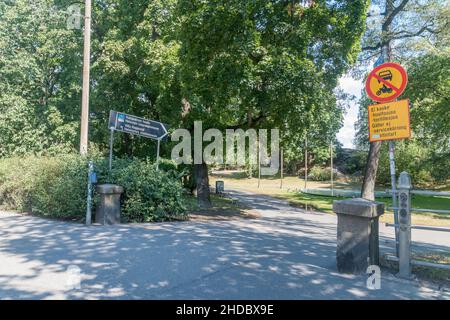 Helsinki, Finnland - 5. August 2021: Eintritt zum Hesperia Park (Hesperianpuisto). Stockfoto