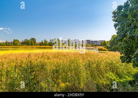 Blick auf die Toolonlahti Bucht in Helsinki, Finnland. Toolonlahti ist eine Bucht im Zentrum von Helsinki, nördlich, südlich von Keskuspuiston. Stockfoto