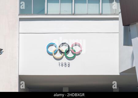 Helsinki, Finnland - 5. August 2021: Symbol der Olympischen Ringe im Olympiastadion von Helsinki. Stockfoto