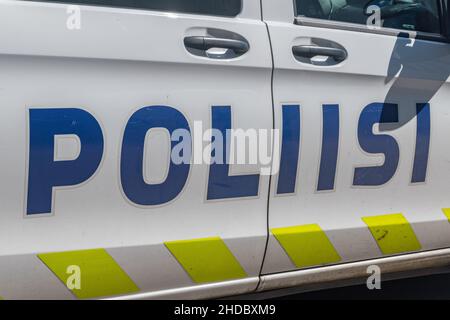 Helsinki, Finnland - 5. August 2021: Finnische Polizei unterzeichnet Polizeiauto. Poliisi bedeutet Polizei in der finnischen Sprache. Stockfoto