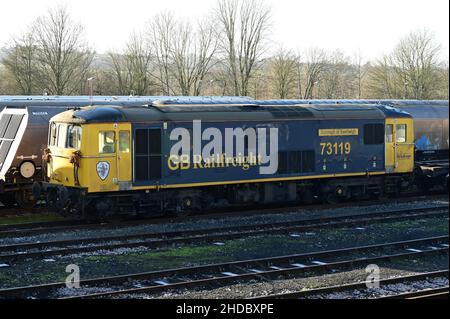 Tonbridge, Kent, UK-Januar 05 2022: Eine zweimotorige Lokomotive der Baureihe 73 73119 'Borough of Eastleigh' in Tonbridge West Yard an einem eiskalten Winter Stockfoto