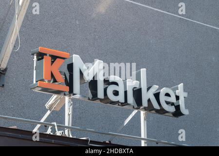 Helsinki, Finnland - 5. August 2021: Logo des Lebensmittelgeschäftes K-Market. Stockfoto