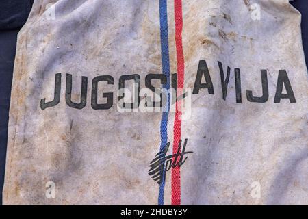 Belgrad, Serbien - 13. November 2021: Postamt PTT Jugoslawien Versandtasche aus Ex-Jugoslawien zum Verkauf auf dem Flohmarkt. Stockfoto