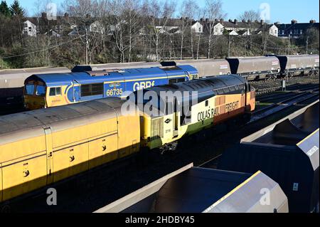 Tonbridge, Kent, Großbritannien, 05 2022. Januar: Eine Colas-Frachtklasse 37 in Tonbridge West Yard an einem eiskalten Wintermorgen. Stockfoto