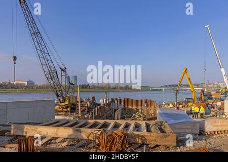 Belgrad, Serbien - 25. November 2021: Baustelle Am Fluss Sava Belgrade Waterfront Sonniger Herbsttag. Stockfoto