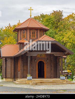 Belgrad, Serbien - 23. Oktober 2021: Hölzerne orthodoxe Kirche der heilige Despot Stefan Lazarevic auf dem Gipfel des Avala-Berges. Stockfoto