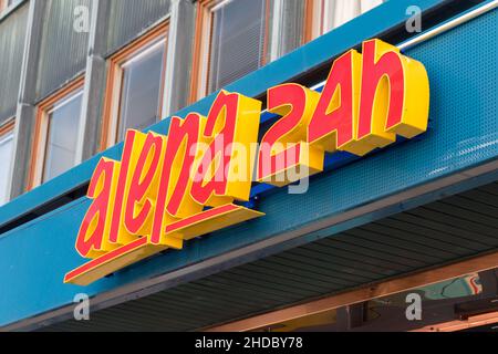 Helsinki, Finnland - 5. August 2021: Logo des Alepa-Shops. Stockfoto