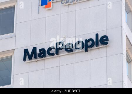 Helsinki, Finnland - 5. August 2021: Logo von MacPeople. Stockfoto