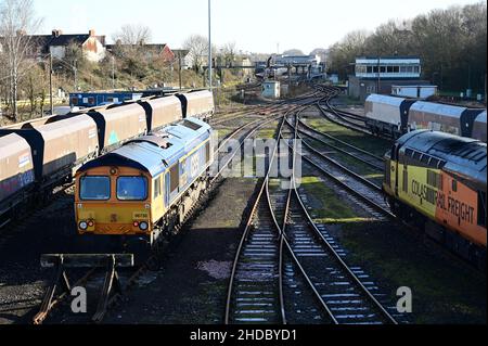 Tonbridge, Kent, UK-Januar 05 2022: Eine Lokomotive der Baureihe 66 wartet darauf, den Tonbridge West Hof neben einer geparkten Baureihe 37 zu verlassen. Stockfoto