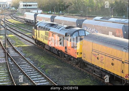 Tonbridge, Kent, Großbritannien, 05 2022. Januar: Eine Colas-Frachtklasse 37 in Tonbridge West Yard an einem eiskalten Wintermorgen. Stockfoto