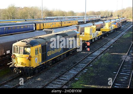 Tonbridge, Kent, UK-Januar 05 2022: Eine zweimotorige Lokomotive der Baureihe 73 73119 'Borough of Eastleigh' in Tonbridge West Yard an einem eiskalten Winter Stockfoto