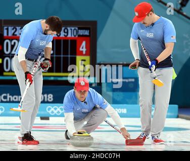 Peking, Südkorea. 24th. Februar 2018. John Shuster (C) aus den Vereinigten Staaten tritt während des Curling-Finales der Männer gegen die Schweiz bei den Olympischen Winterspielen 2018 in Pyeong Chang im Gangneung Curling Center, Gangnueng, Südkorea, am 24. Februar 2018 an. Kredit: Ma Ping/Xinhua/Alamy Live Nachrichten Stockfoto