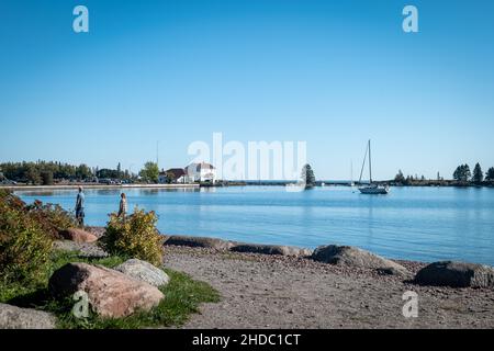 GRAND MARAIS, MN - 27 SEP 2021: Jachthafen im Grand Marais im Norden von Minnesota an einem sonnigen Morgen. Das Nordufer des Lake Superior ist eine beliebte Reise Stockfoto