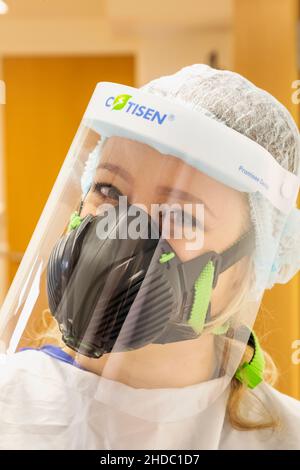 England, Porträt einer hübschen Krankenschwester mit PPE-Covid-Schutzmaske Stockfoto