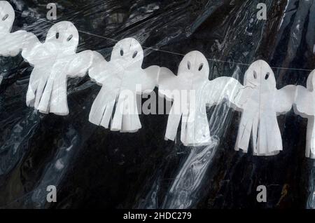 Weiße Papiergirlande mit Geister für Halloween Stockfoto