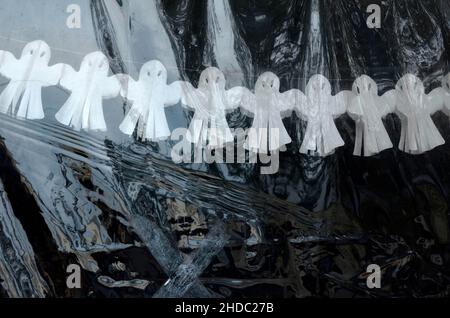 Weiße Papiergirlande mit Geister für Halloween Stockfoto