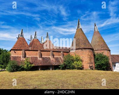 Ehemalige Hopfentrocknungshäuser, Hopfenofen-Türme, Oast House, Sissinghurst Castle and Garden, Cranbrook, Kent, England, Vereinigtes Königreich Stockfoto