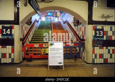 London, Großbritannien. 5th Januar 2022. Die Bahnsteige an der Clapham Junction wurden geschlossen, da die Züge der Southern Rail die Verbindungen zum Bahnhof Victoria aufgrund fehlender Autofahrer, die wegen des Coronavirus unter Quarantäne gestellt wurden, aussetzen. Kredit: JOHNNY ARMSTEAD/Alamy Live Nachrichten Stockfoto