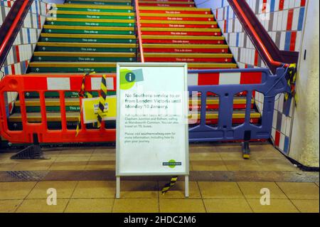 London, Großbritannien. 5th Januar 2022. Die Bahnsteige an der Clapham Junction wurden geschlossen, da die Züge der Southern Rail die Verbindungen zum Bahnhof Victoria aufgrund fehlender Autofahrer, die wegen des Coronavirus unter Quarantäne gestellt wurden, aussetzen. Kredit: JOHNNY ARMSTEAD/Alamy Live Nachrichten Stockfoto