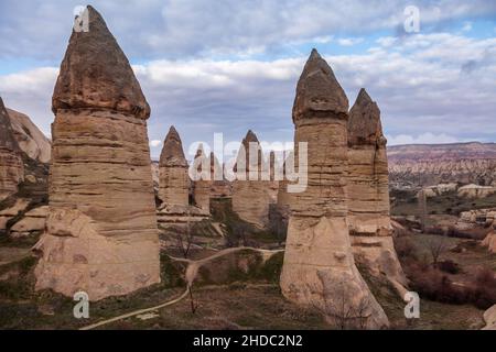 Wunderschöne Landschaft der türkischen Kappadokien. Verwitternde Steinsäulen in einem Tal in der Nähe von Goreme Stockfoto