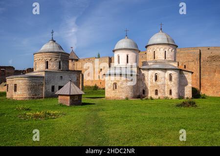 Zwei alte Kirchen des heiligen Nikolaus des Wundertäters und der Himmelfahrt der seligen Jungfrau Maria in der Festung Ivangorod. Leningrad, Russland Stockfoto