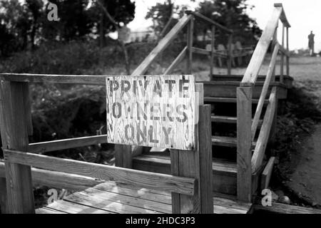 Private Eigentümer nur handbemaltes Schild am Eingang der Holztreppe und Privateigentum in East Hampton, NY. Stockfoto