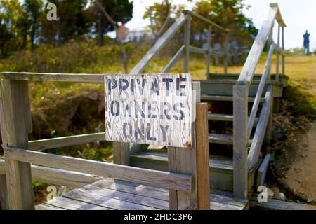 Private Eigentümer nur handbemaltes Schild am Eingang der Holztreppe und Privateigentum in East Hampton, NY. Stockfoto