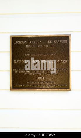 Messingtafel, die Jackson Pollack und Lee Krasner Heim- und Studienzentrum in East Hampton als National Historic Landmark bezeichnet Stockfoto
