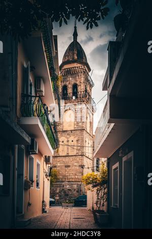 Blick durch eine Straße zur Kirche, Hauptstadt und Insel Zakynthos, Griechenland Stockfoto