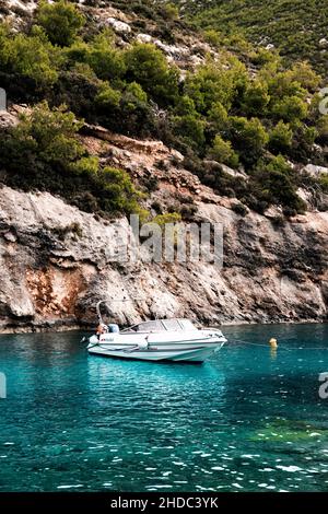 Kleine Bucht mit Boot, Strand Porto Vromi Anafonitria, Insel Zakynthos, Griechenland Stockfoto