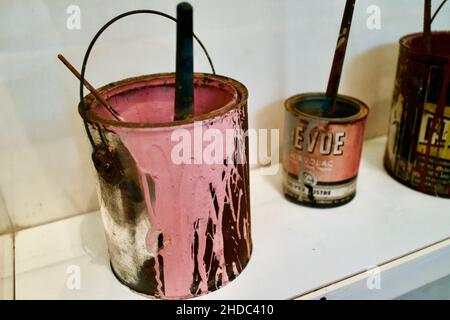 Farbdosen im Studio im Jackson Pollack und Lee Krasner Heim- und Studienzentrum in East Hampton Stockfoto