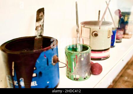 Farbdosen im Studio im Jackson Pollack und Lee Krasner Heim- und Studienzentrum in East Hampton Stockfoto
