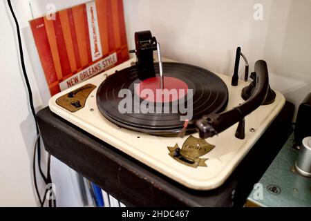 Alter Plattenspieler im Jackson Pollack und Lee Krasner Heim- und Studiozentrum in East Hampton Stockfoto