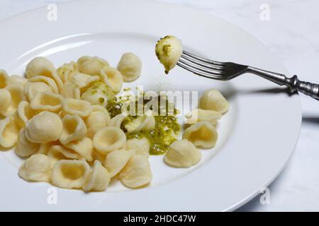 Olecchiette mit Pesto, italienische Pasta Stockfoto