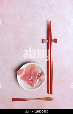 Eingelegte Ingwerscheiben in Schüssel und Essstäbchen Stockfoto