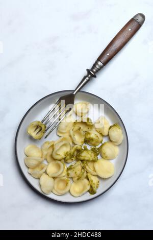 Olecchiette mit Pesto, italienische Pasta Stockfoto