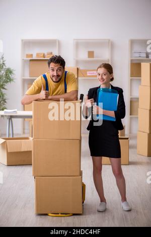 Weibliche Chefin und männliche Fremdfirma, die Hausverlagerungen machen Stockfoto