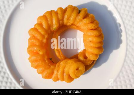 Beliebte indische pakistanische süße Gericht Imarti. Auch bekannt als Amriti oder Omriti ähnlich wie Jalebi mit kreisförmigen Blütenform Design tiefes Braten in Clarifie Stockfoto