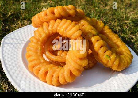 Beliebte indische pakistanische süße Gericht Imarti. Auch bekannt als Amriti oder Omriti ähnlich wie Jalebi mit kreisförmigen Blütenform Design tiefes Braten in Clarifie Stockfoto