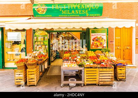 Obst- und Gemüseladen in der Fußgängerzone von Santa Margherita, Santa Margherita, Ligurien, Italien Stockfoto