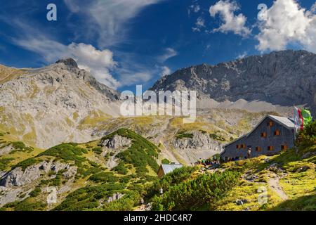 Coburger Huette, Ehrwalder Alm, Ehrwald, Mieminger Gebirge, Tirol, Österreich Stockfoto